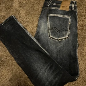 Replay anbass  - Säljer nu ett par replay anbass i bra skick jeansen är i skick 9/10 och saknar helt defekter. Nypris 1600. Priset är diskuterbart vid snabb affär. Tveka inte på att höra av dig vid minsta lilla fråga eller fundering.