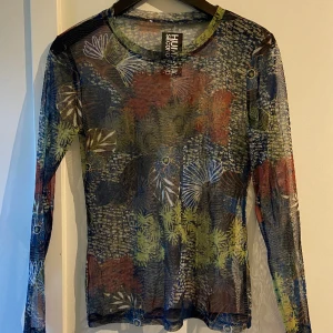 Mesh topp  - Midja: 74cm Längd: 60cm  Uppskattad storlek är S. Köpt på Humana, prislappen kvar (170kr).  