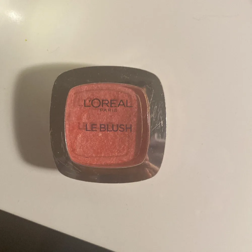 Säljer en Lòreal paris blush då jag tänkte köpa i en annan färg. Den är så gott som ny förutom att den lila borsten till saknas. Älskar färgen bara att den it ser så bra ut på mig😃Hör gärna av er vid frågor och intresse!. Accessoarer.