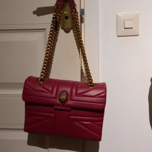 Kurt geiger - En skit snygg Kurt Geiger väska (äkta). Säljs pga ingen användning. Skriv vid fler frågor❤