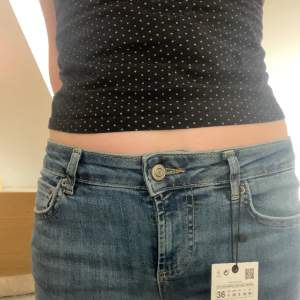 Låg midja jeans i från zara är helt oanvänd med prislappen fortfarande på. Original pris 399 💗💗💗