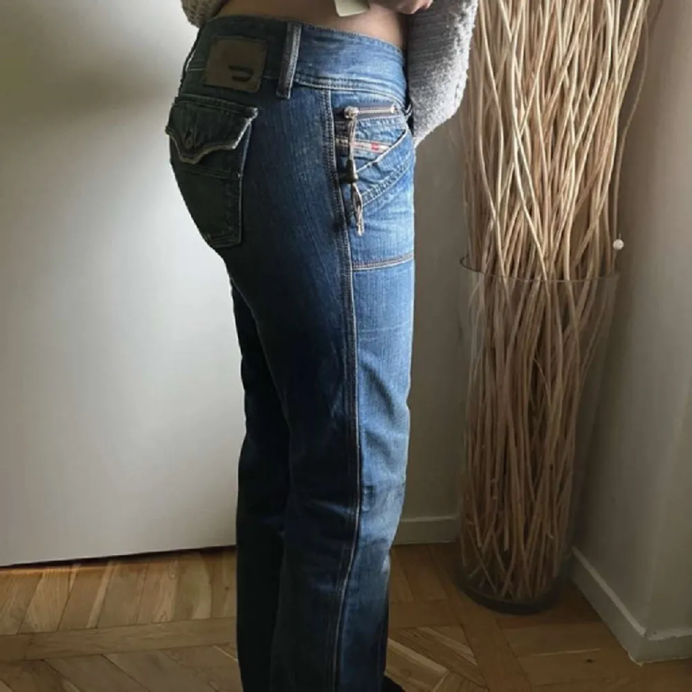 Mörkblåa lågmidjade bootcut jeans. Dom är uppsprättade! Men ser ut som nya.  Skriv privat för mer information 💗 dom är små i storleken. Jeans & Byxor.