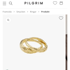 Pilgrim ringar-guldfärg - Just nu säljer jag dessa fina ringarna för 150kr, tillsammans. (köpta för 400kr). Inga defekter över huvud taget och säljer de för att jag föredrar smycken i silver :)