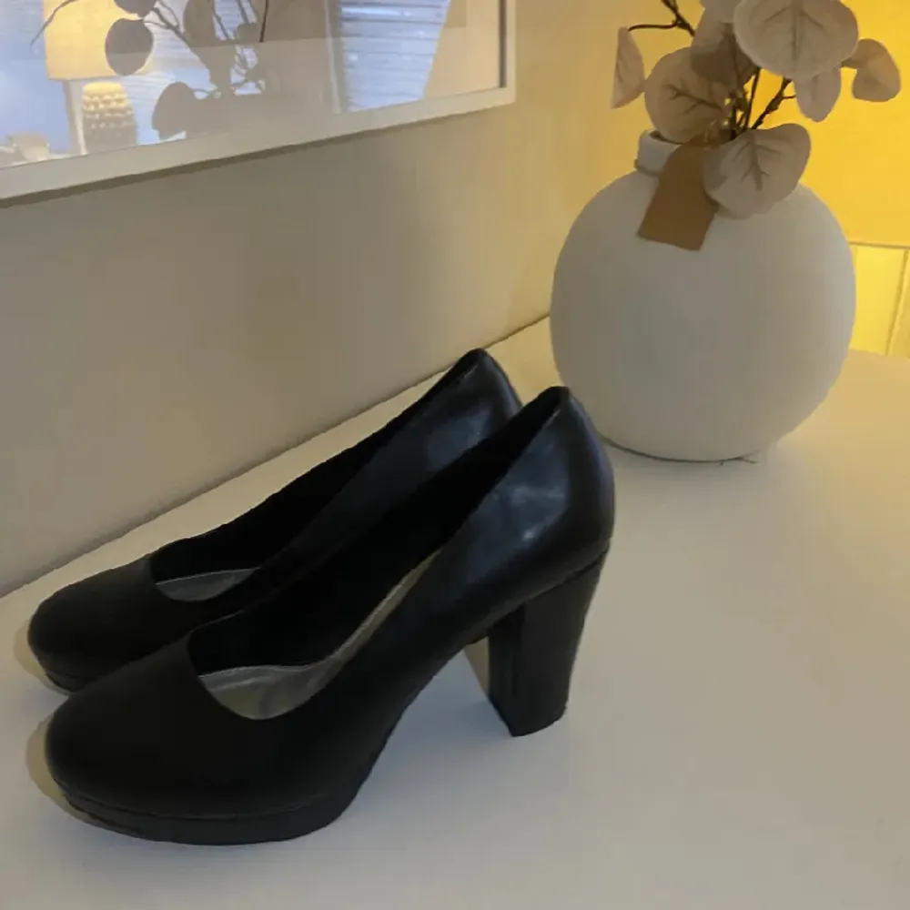 Svarta pumps från Din sko, storlek 39 och klackhöjd 9 cm. Sparsamt använda då de är för stora för mig som har 38.. 💕. Skor.