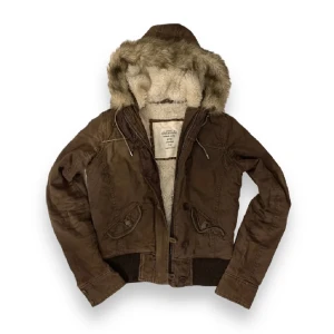 Abercrombie & fitch jacka  - Bilder från förra säljaren. Jättefin jacka men kom tyvärr inte till användning och måste ha pengar till jul❤️storlek L men liten i storleken så passar perfekt på mig med S. Dragkedjan är sönder och var när jag köpte den, men den går att knäppa.💘köpt: 480kr