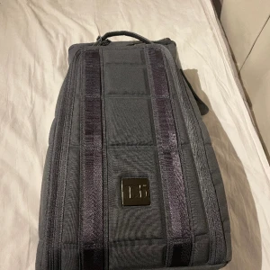 Douche Bag 20L  - Säljer min väska som knappt är använd, fick den i somras födelsedagspresent men har aldrig riktigt använt! Den är i helt ny skick, och nypris är 1999kr. Skriv om ni har frågor 💞💞💞💞