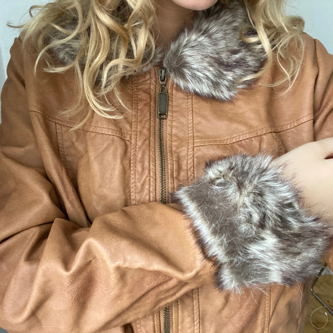 Skinnjacka med pälsdetaljer  - 90