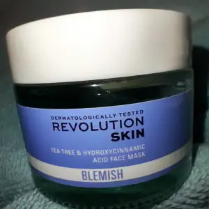 Revolution Skin - Tea Tree & Hydroxycinnamic Acid Face Mask, 50 ml. Nypris 124 kr. 💚Förhindrar överdriven talgproduktion 💚Befriar porerna från smuts och drar ihop dem 💚Återfuktar på djupet och ger intensiv näring 💚Huden blir silkeslen