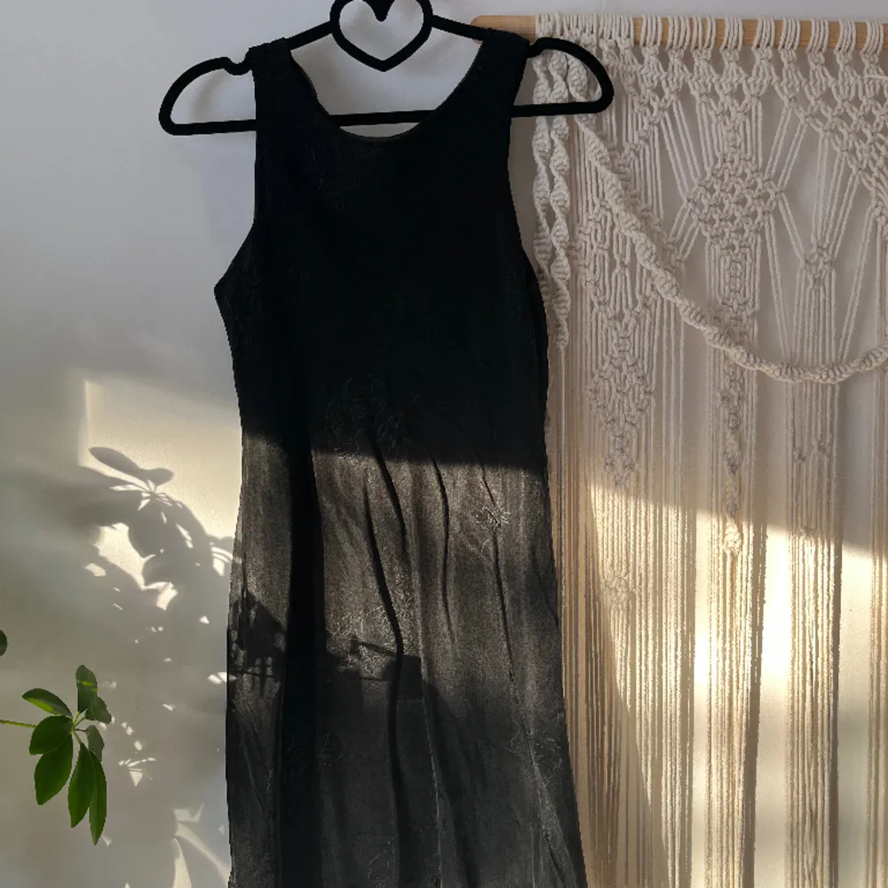 En fin svart klänning med gråt blom mönster.  Köpt i Italien. Klänningar.