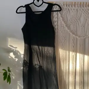 En fin svart klänning med gråt blom mönster.  Köpt i Italien