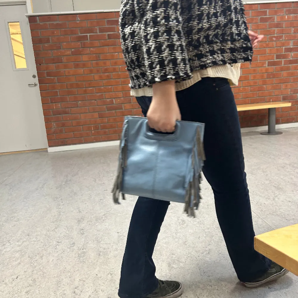 Säljer min maje väska, den är använd och lite sliten men fungerar så som den ska! Köptes för ca 3000kr, säljer för 1800kr. Den är i den största storleken. Accessoarer.