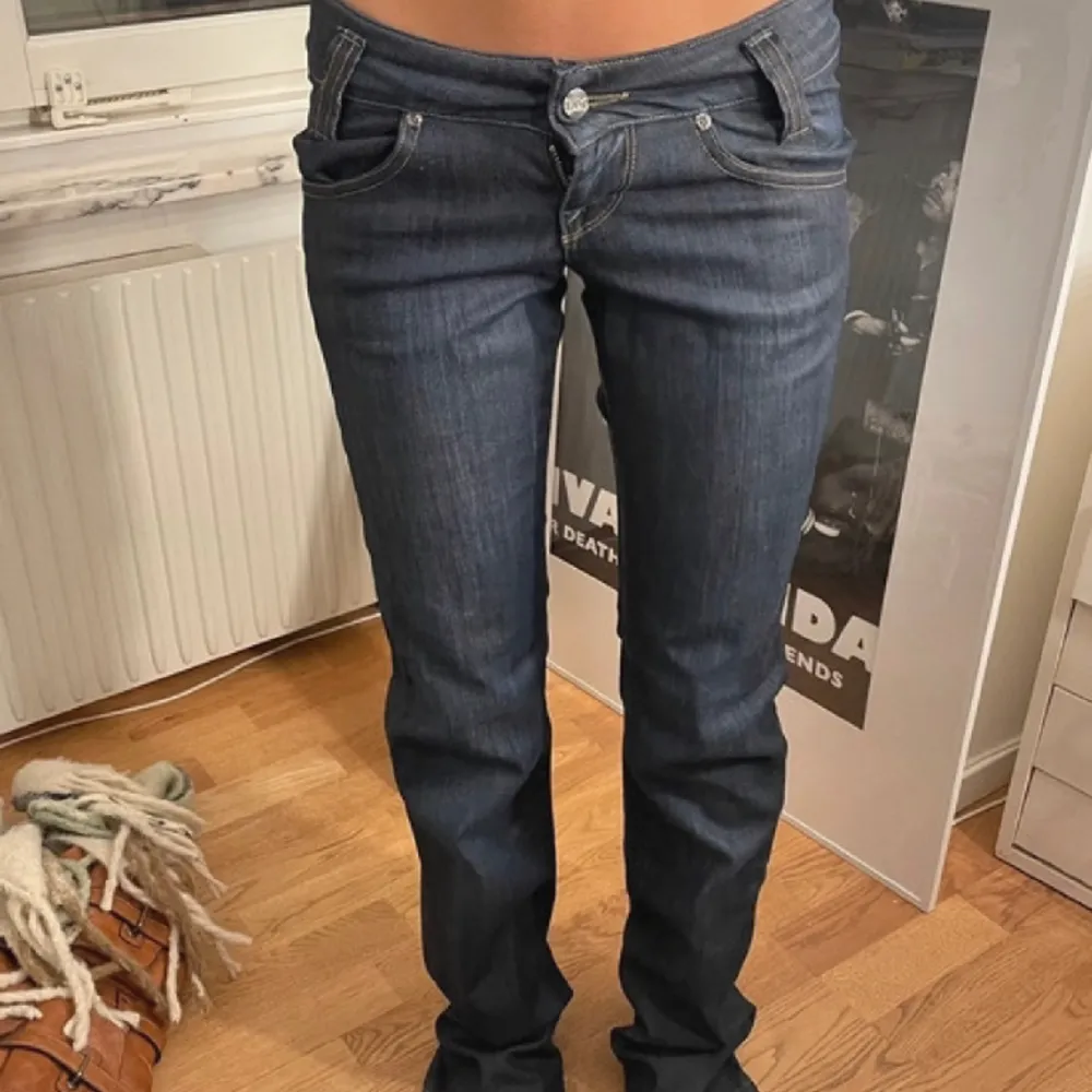 Jätte snygga lee jeans som har samma passform som ltb jeansen!  Midjemåttet är 39cm och innerbenslängden är 83,5cm. Jeans & Byxor.