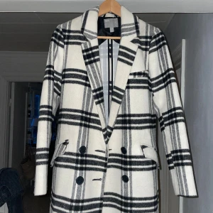 Rutig kappa - Jättefint skick, passar perfekt på mig som är 170 med strl 36💕 