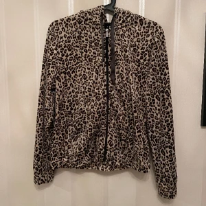 Velour jacka - Velour jacka från Gina tricot som är använd mindre än 10 gånger,så den är i bra skick.
