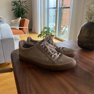 J.lindeberg sneakers i storlek 45 - J.lindberg sneakers i storlek 45 i använt skick, nypris ligger på 2000kr