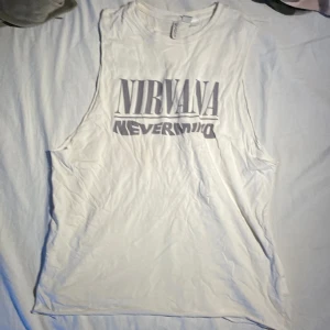 Oversized nirvana linne - Nirvana nevermind linne från h&m divided !! Väl använd med en snygg använd look 😊storlek L och oversized på mig som har S. Bara att fråga om man undrar något