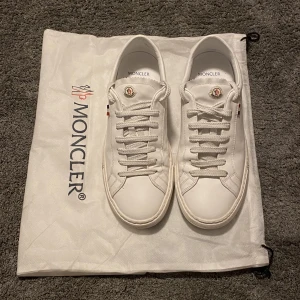 Moncler Skor - Säljer ett par galet feta 100% Äkta Moncler skor i storlek 42 / uk 8. Riktigt bra skick 9/10. Dustbag medföljer hör jätte gärna av er vid fler frågor😁