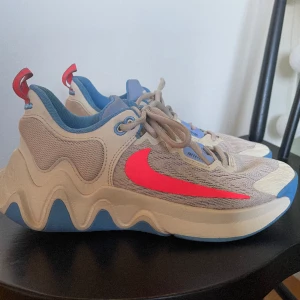 Nike Giannis Immortality 2 - Använda ett fåtal gånger utan några skador. Originalpris 949kr