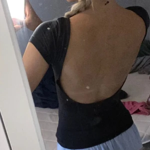 Gina tröja  - Säljer denna Gina tröja med öppen rygg i storlek S som tyvärr var för liten när jag fick hem den från Plick, bilden är lånad. 