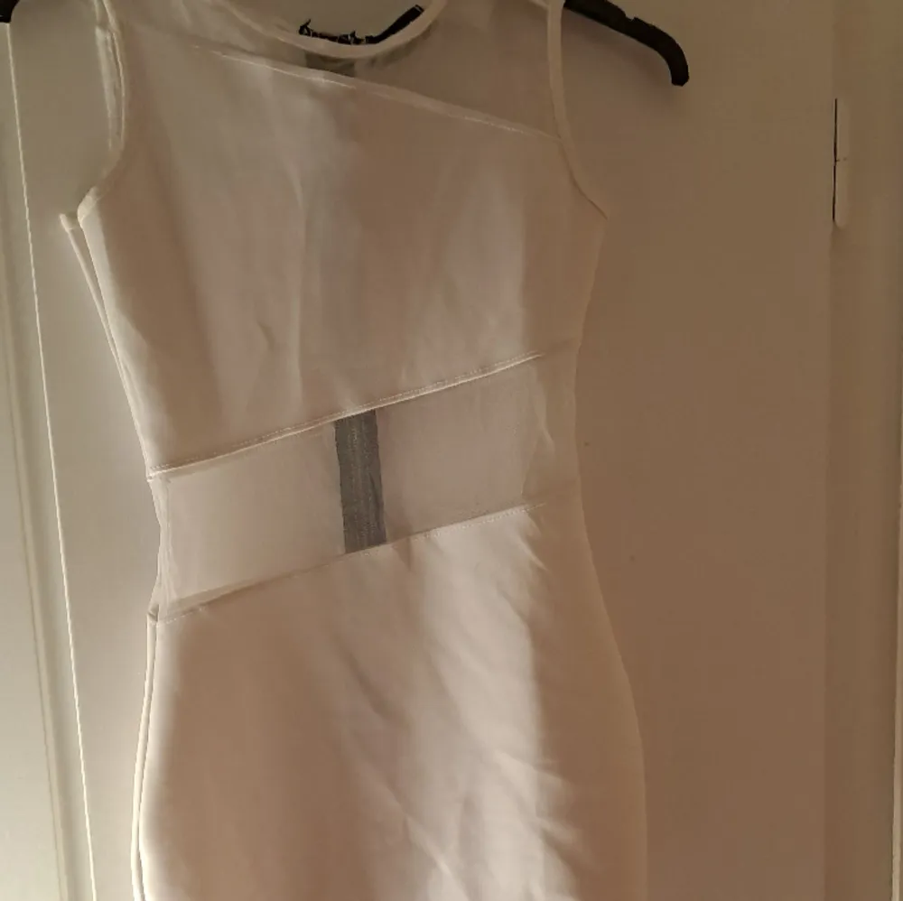 Fin vit klänning som är från CLUB L Har använt bara en gång. Klänningar.
