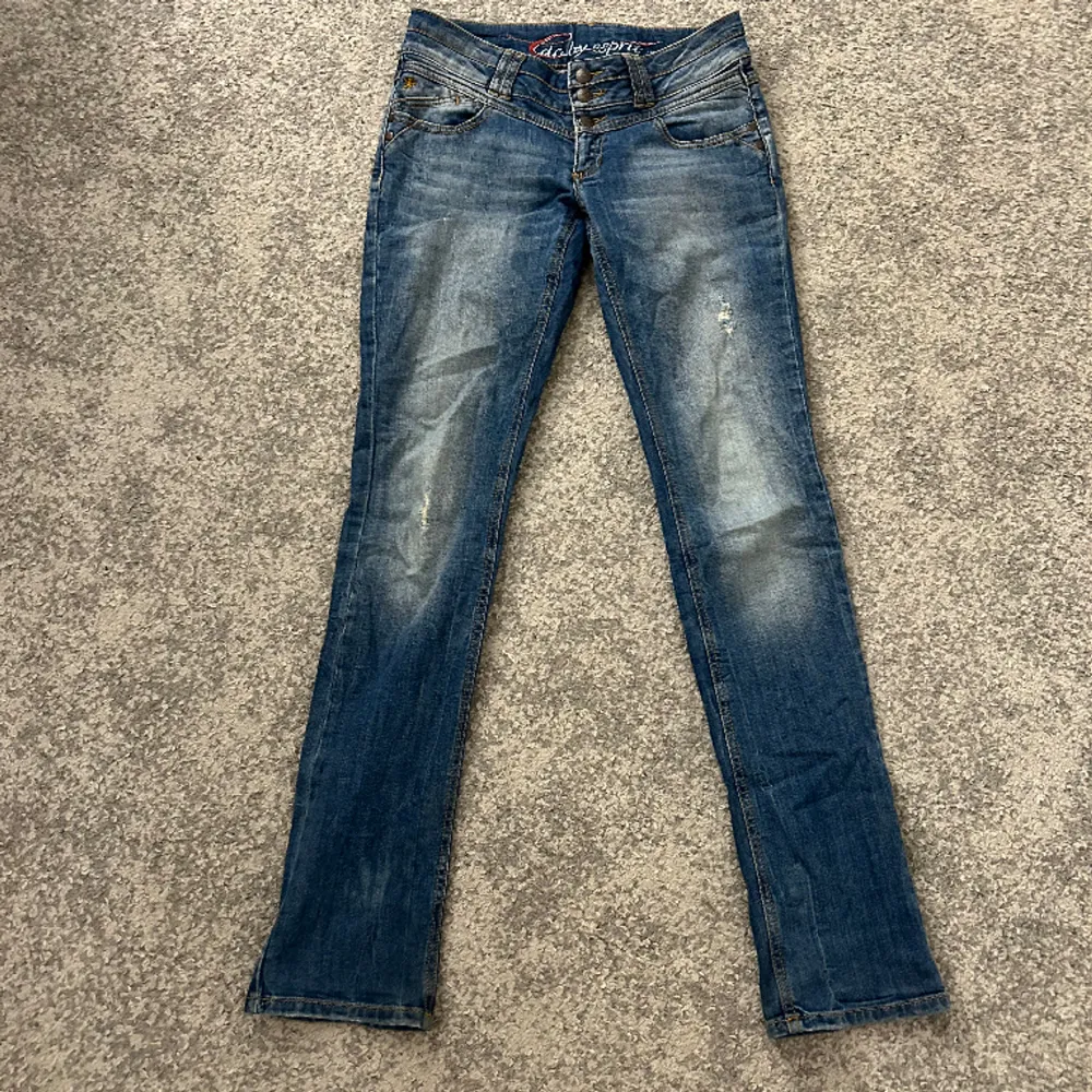 Säljer dessa jätte snygga jeans då de inte kommer till användning så ofta längre💕. Jeans & Byxor.