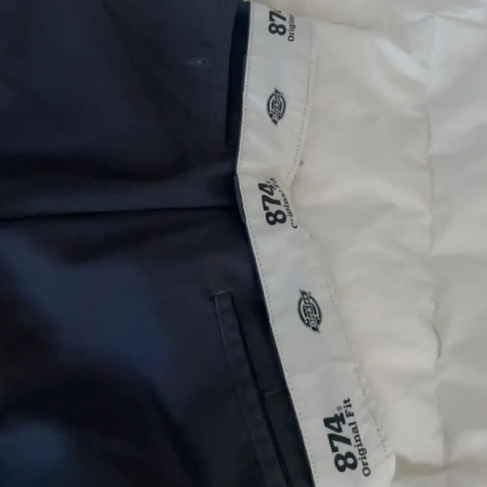 Dickies 874or🤍 som är low waisted när man viker ner kanten! Använda endast ett fåtal gånger🤍 är lite osäker på vilken färg de är men skulle säga att de är lite blå/svarta (Pris kan diskuteras). Jeans & Byxor.