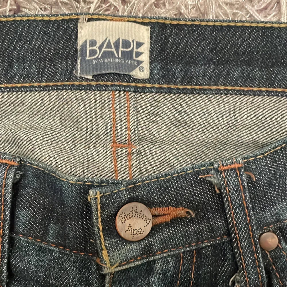 Ett par Bape jeans i jätte bra skick som jag säljer, har du några frågor skriv till mig. Jeans & Byxor.