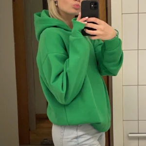 Grön hoddie  - Grön oversized hoddie från Gina Tricot. 