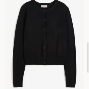 Stickad kofta 💘🎀💕 - Från hm, väldigt sparsamt använd 💕 strl xs.  60kr + frakt 💘🎀💕