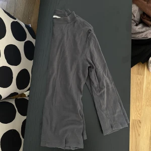 Långärmad topp ZARA - Jätte fin grå tröja, säljes pga flytt 