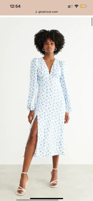 MILLY DRESS, strl 36 - Säljer denna fina som inte kommer till användning. Endast använd vid ett tillfälle så den är som ny! Storlek 36.