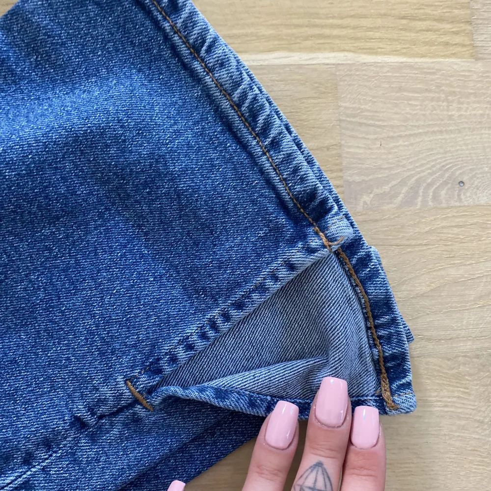 Helt oanvända jeans med prislapp kvar Storlek 40. Jeans & Byxor.