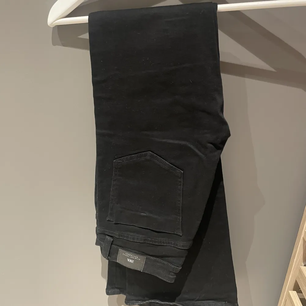 Snygga svarta flare jeans från Zara som passar till allt. Använda ett fåtal gånger pga för långa för mig. Behöver strykas längst ned.. Jeans & Byxor.