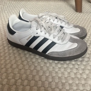 Adidas samba - Köpte dessa deömiga skor men märkt nu efter två användningar att det är för små…. Antingen någon som vill byta mot 38,5 eller så säljer jag!
