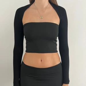 Bolero  - Svart bolero i nyskick. Inga defekter. ⭐️ jättesnyggt med en svart topp till. 