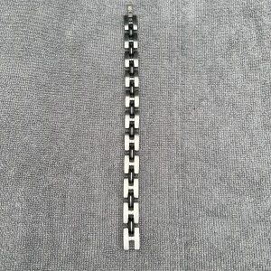 Rostfritt armband - Nytt rostfritt metallarmband i trendig design. Storlek: 22 cm. Köparen står för frakt.