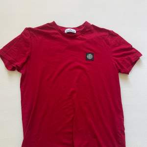 Säljer denna snygga röda tshirten från Stone Island i storlek L. Kan mötas upp i Stockholm o kan också fraktas.