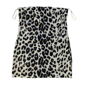 Leopardmönstrad top - Top från ”vintage” H&M, skick: 7/10! Skriv om du har frågor eller vill se fler bilder!