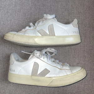 Veja skor  - Jag säljer mina Veja skor för 250❤️ Dom är ganska slitna vid insidan av skorna och som man kan se på den sista bilden är det hål i tyget i hälen men inget man kan se på utsidan.❤️