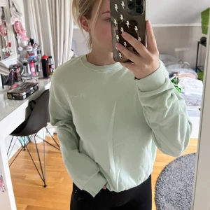 Mintgrön sweatshirt - En mintgrön tunnare sweatshirt från H&M som är i bra skick💚