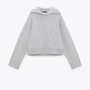 Zara hoodie  - Säljer Zaras trendiga hoodie i färgen Röd. Storlek M och den är i mycket fina skick. Ny pris 259kr❤️