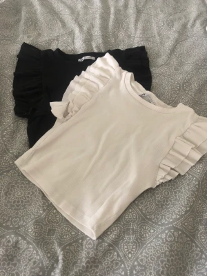 Volang topp - Säljer nu dessa 2 volang toppar i svart & vit! De säljs tillsammans☺️💘 Använd ”köp nu” metoden men kontakta mig innan så jag vet❣️  