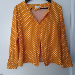 VILA Skjorta Gul/vit Prickig storlek 38 - VILA Skjorta Gul/vit Prickig storlek 38 med be klädda knappar   Säljes då den ej är min stil. Aldrig andvänd  Obs, hund finns i hemmet   Fraktas enligt överenskommelse. Frakten bekostas av köparen.  PRISET GÅR ATT FÖRHANDLA