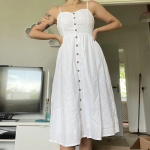 LINNEKLÄNNING - En perfekt sommarklänning i linne, från HM och endast använd en gång 🤍🌞