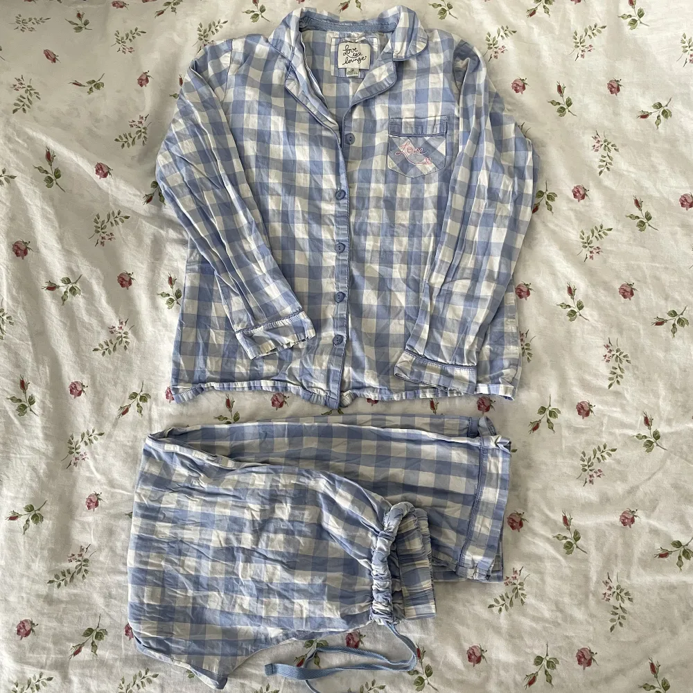 Söt pyjamas i mjukt bomull🫶🏼 säljs då den är för liten, står storlek 36/38 men är mer 34/36💕. Skjortor.