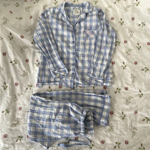 Pyjamas🤍🧸 - Söt pyjamas i mjukt bomull🫶🏼 säljs då den är för liten, står storlek 36/38 men är mer 34/36💕
