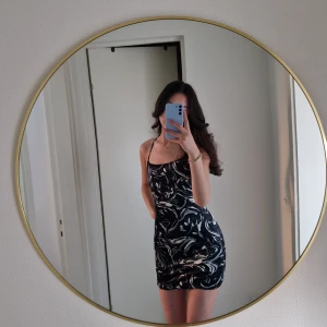 Klänning  - Klänning i sammet från H&M. Oanvänd och lappen sitter kvar. 