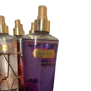 Victoria’s secret bodymist - Victoria’s secret bodymist i doften LOVE SPELL💕 knappt använd alls men kork finns ej 150 ml