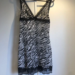 See-trough klänning  - See-trough klänning köpt på beyond retro. Väldigt fin att stylea ovanpå en polotröja eller liknande. Felfri och i bra skick. 120 spänn + frakt. Passar nog Xs-M men skulle säga att det är en S generellt.