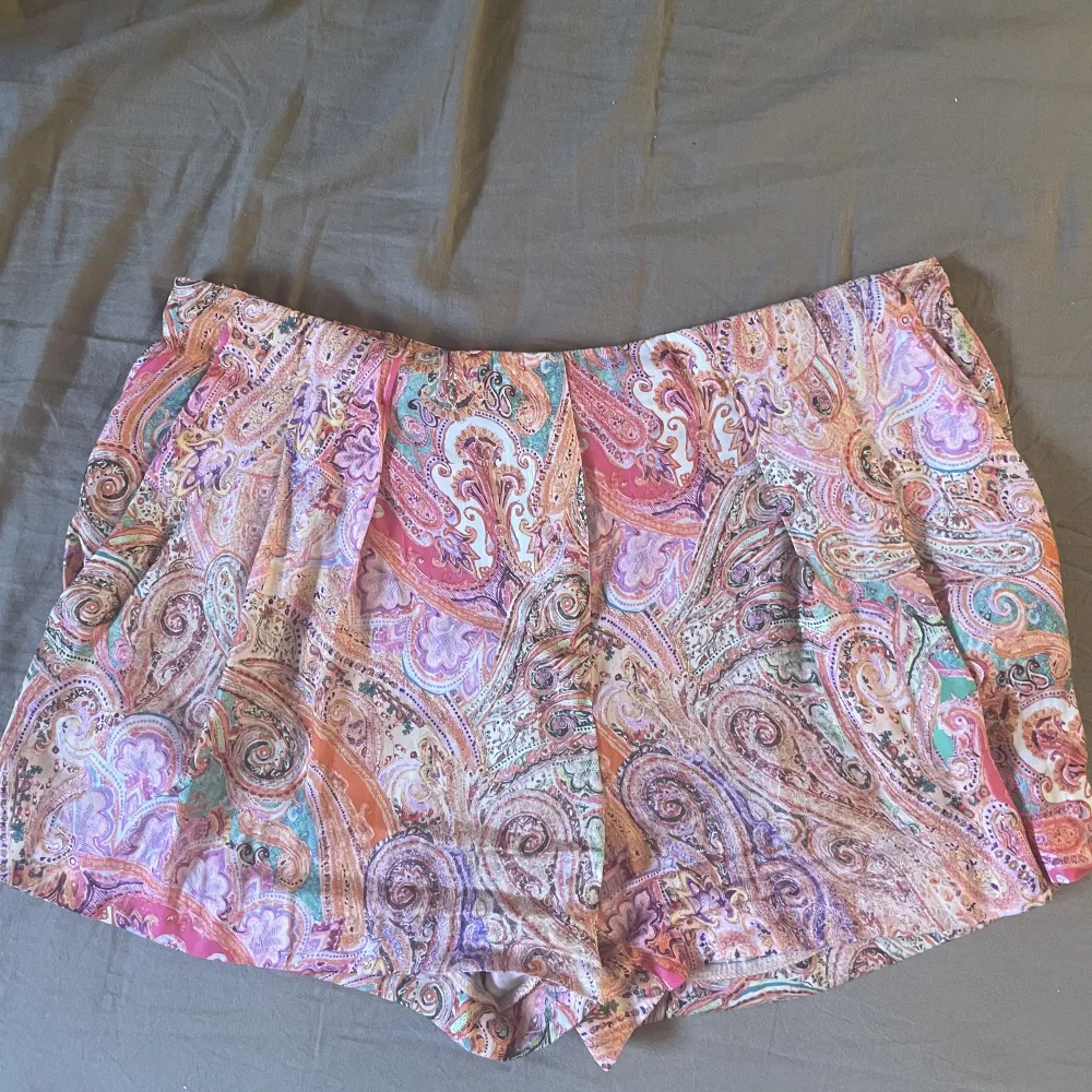 Lågmidjade shorts från zara, verkligen jättefina (men för stora för mig). Storlek 34, säljer för 150kr . Shorts.
